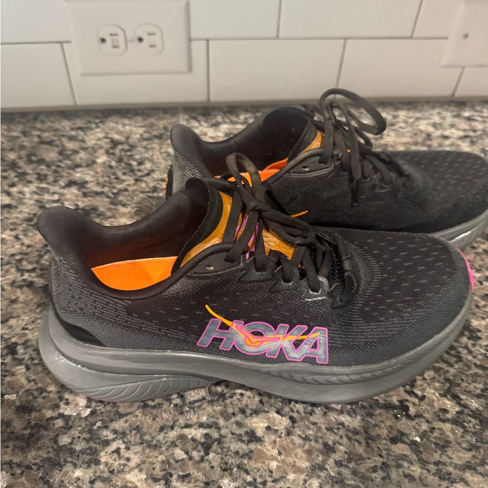 Hoka Women’s Mach 6 size 9